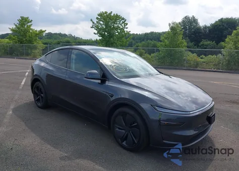 2026 Tesla Model Y Long Range Dual Motor All-Wheel Drive/Long Range Launch Series z USA, uszkodzony, nr VIN 7SAYGDEE1TA386153